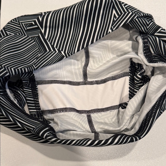 Fleo Women's Monochrome Geometric Athletic Shorts - Picture 5 of 7